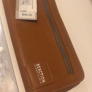 New, very organized wallet Kenneth Cole
